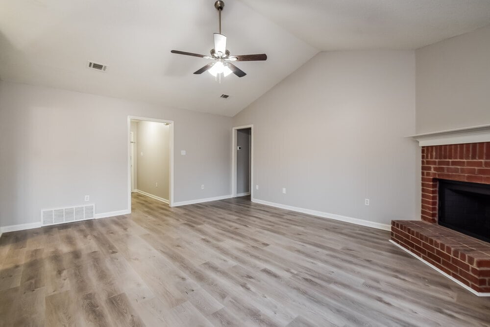 Building Photo - 10712 Oak Cir N