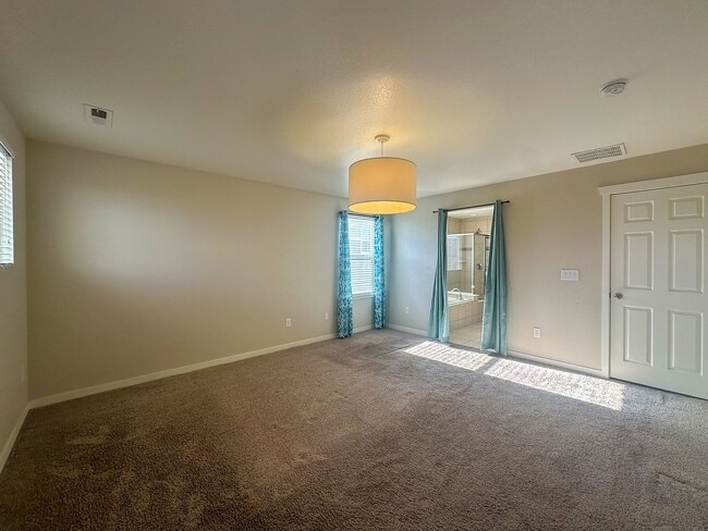 Building Photo - This 4bd home is waiting for you!