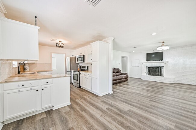 Building Photo - 212 E Castle Harbour Dr