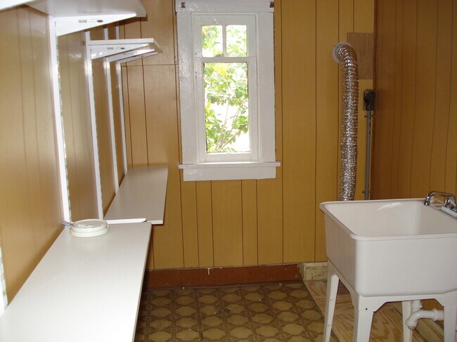 Laundry Room - 232 Weimar St