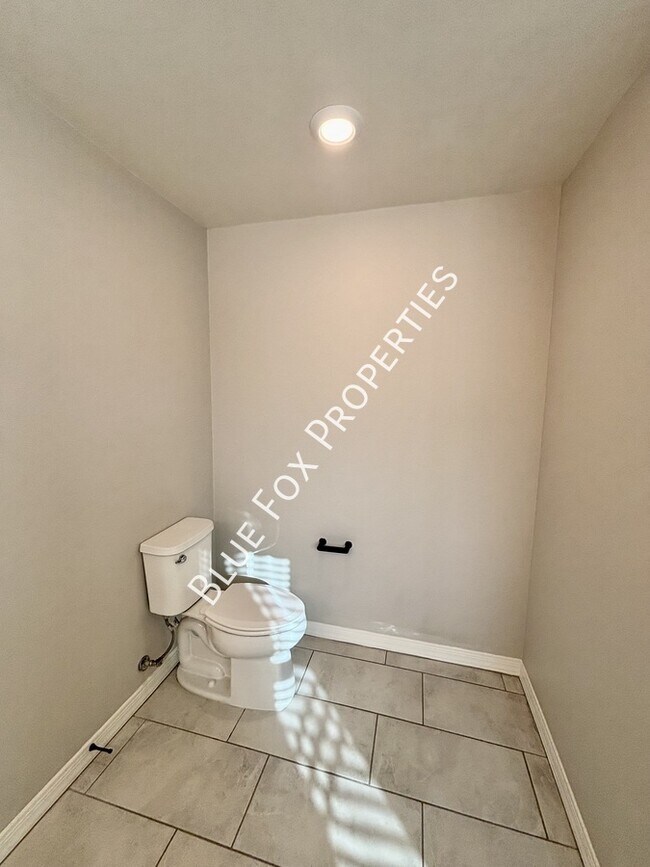 Building Photo - 1048 E Descent St