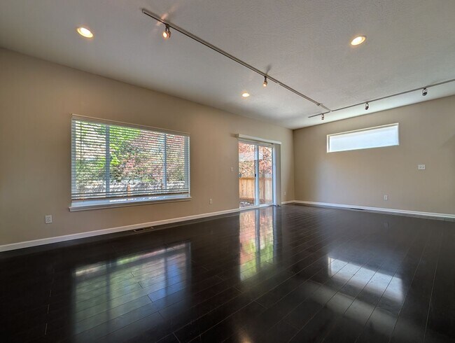 Building Photo - Beautiful 3-Bedroom, 2.5-Bath Home In River Road Area of Eugene!