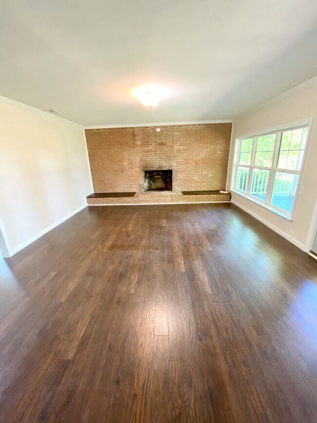 Building Photo - 3 Bedroom Home in Seneca, SC