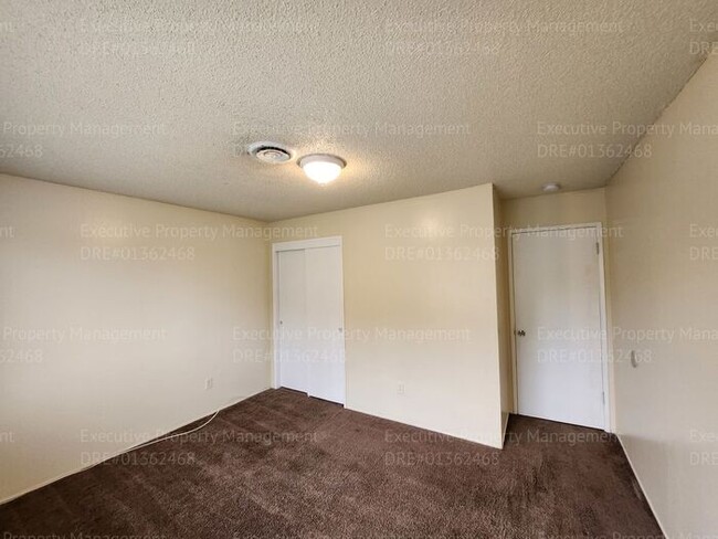 Building Photo - Townhouse unit. 2 bedrooms 1.5 bath call o...