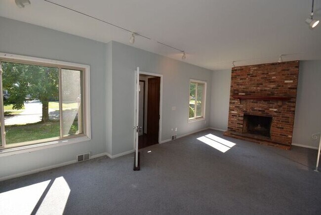 Building Photo - 4 Bedroom Home For Rent in Euclid Ohio