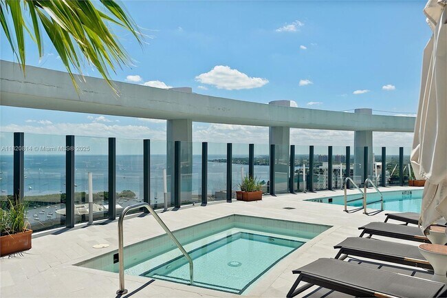 Building Photo - 2831 S Bayshore Dr