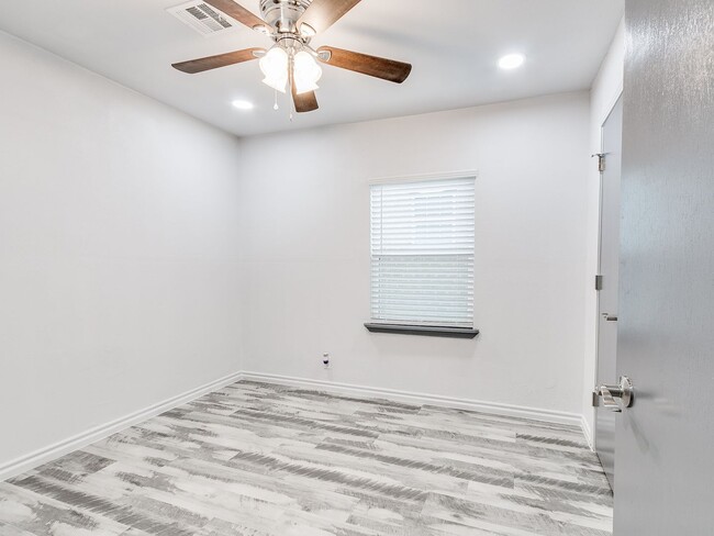 Building Photo - Freshly Renovated | 3 Bed | 2 Bath | Large...