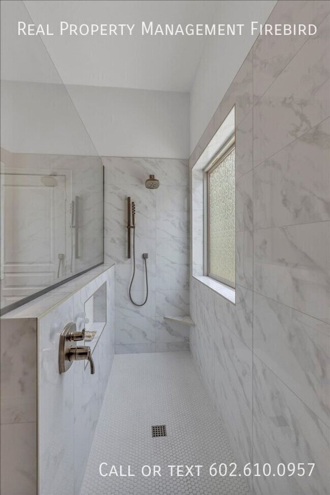 Building Photo - 4921 S Vista Pl