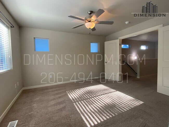 Building Photo - Spacious 4 Bed, 2.5 Bath Home with Garage ...