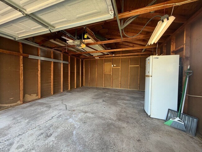 Building Photo - $1,450 | 2 Bedroom 1 Bath Home | Washer & Dryer | Garage