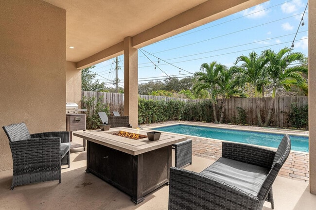 Building Photo - 826 SW 14th Ct