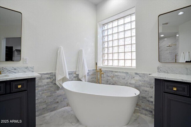 Building Photo - 2025 W Calle Del Sol