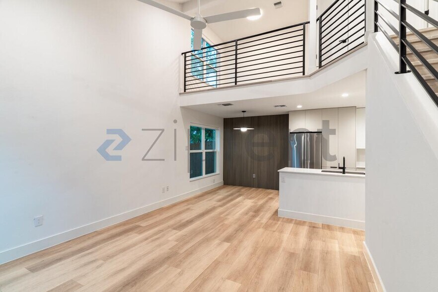 Building Photo - Unit D