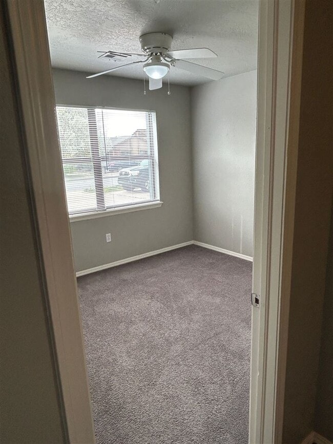 Building Photo - 910 NE Tortoise Dr