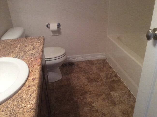 Building Photo - 5 BEDROOM, 4 BATHROOM TOWNHOUSE WITH 2 CAR...