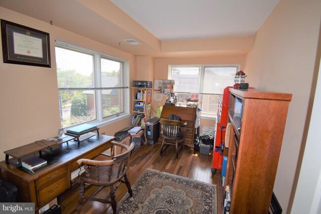 Building Photo - 610 N West St