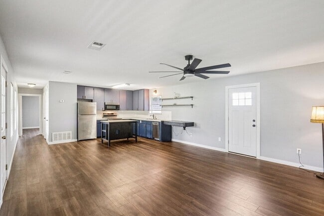 Building Photo - 755 E Bellville St