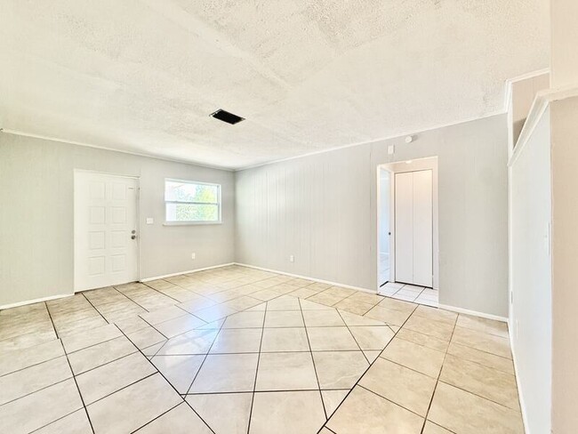 Building Photo - 605 64th Ave W