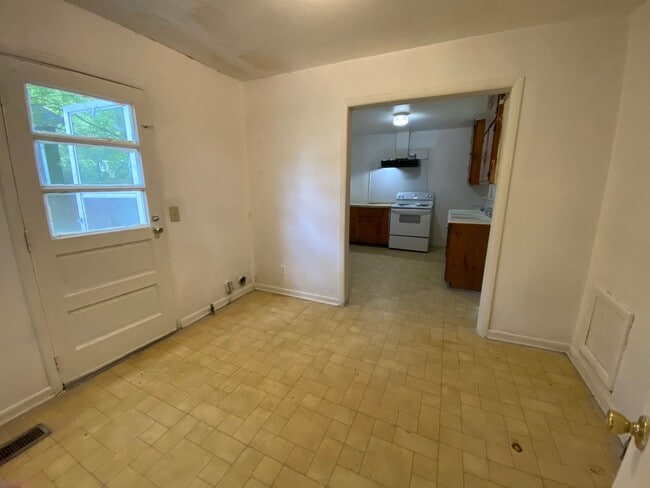 Building Photo - 2 Bedroom, 1 Bath Home in East Rome!