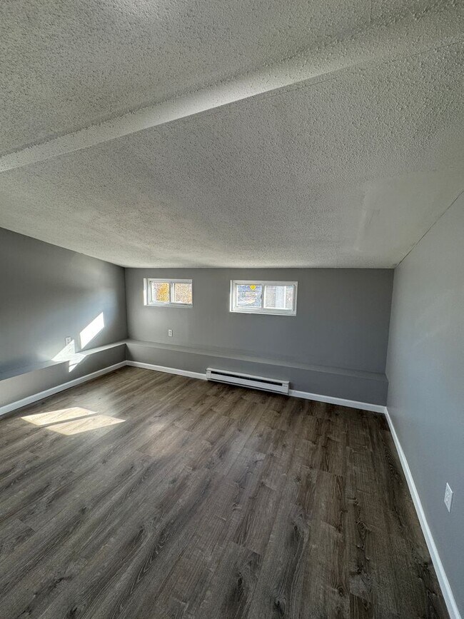 Building Photo - 1036 Chicopee St