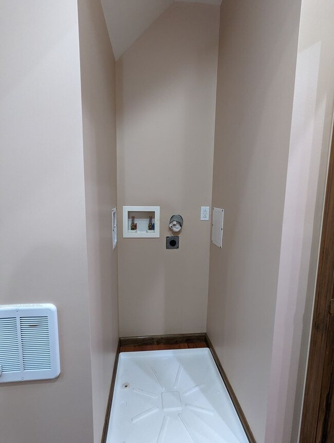 Building Photo - PENDING - 1 Bedroom, 1 bath Unit Available in Bedford, NH!