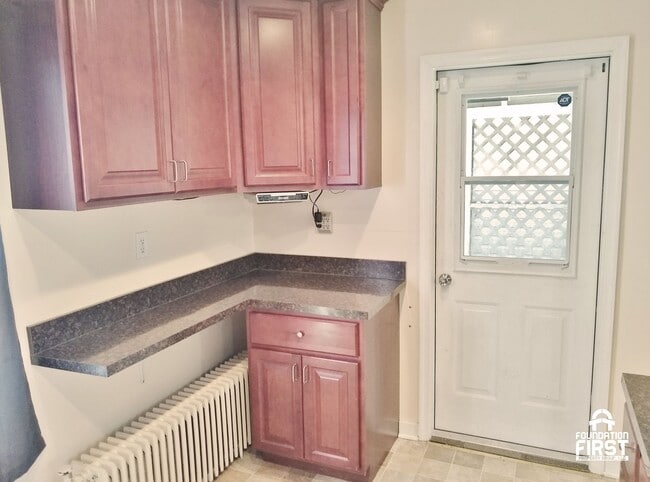 Building Photo - 5 Bed / 2 Bath Single Family Duplex