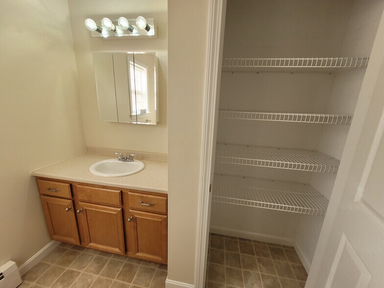 Building Photo - 10 Lupine Rd