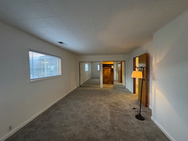 Building Photo - Spacious 3 bedroom, laundry, covered patio