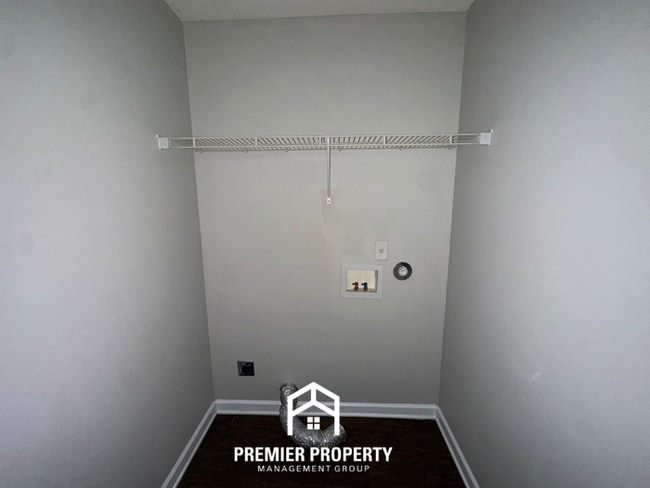 Building Photo - Cozy 2BR/2BA Memphis Home w/ Vaulted Ceilings, Fireplace & 2-Car Garage