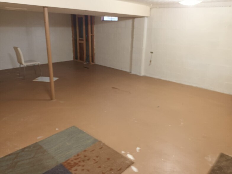 Building Photo - 812 Linworth Rd E