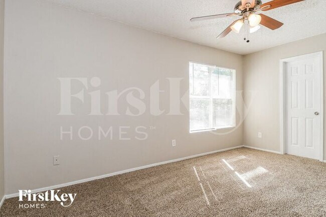 Building Photo - 567 Serenade Cir E