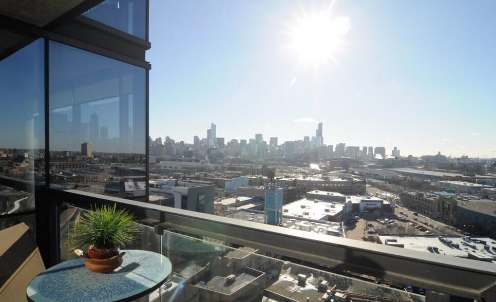 Building Photo - 860 W Blackhawk St