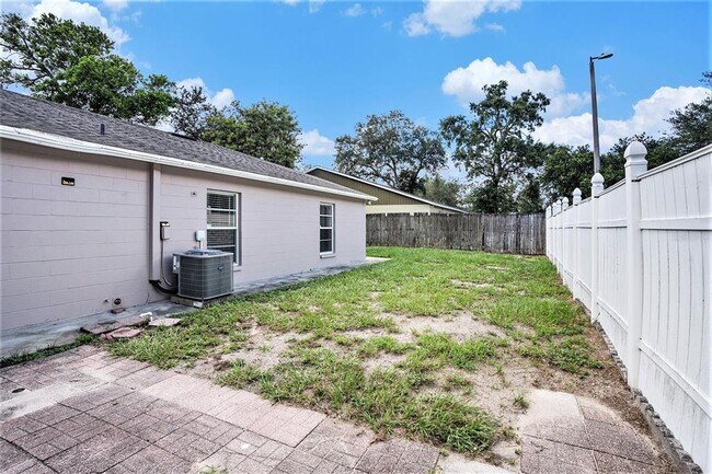 Building Photo - 8514 N Hyaleah Rd