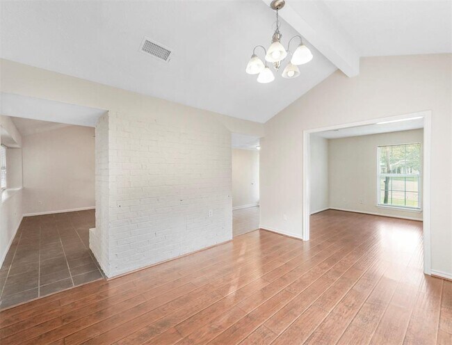 Building Photo - 817 Willow Creek Dr