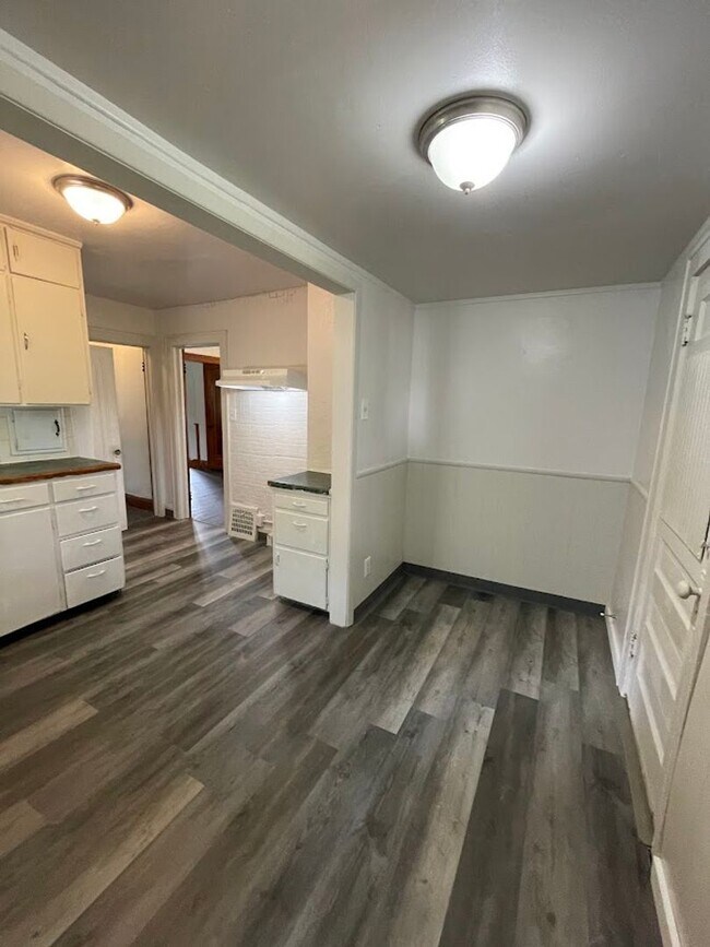 Building Photo - Four bedroom one bathroom home for rent