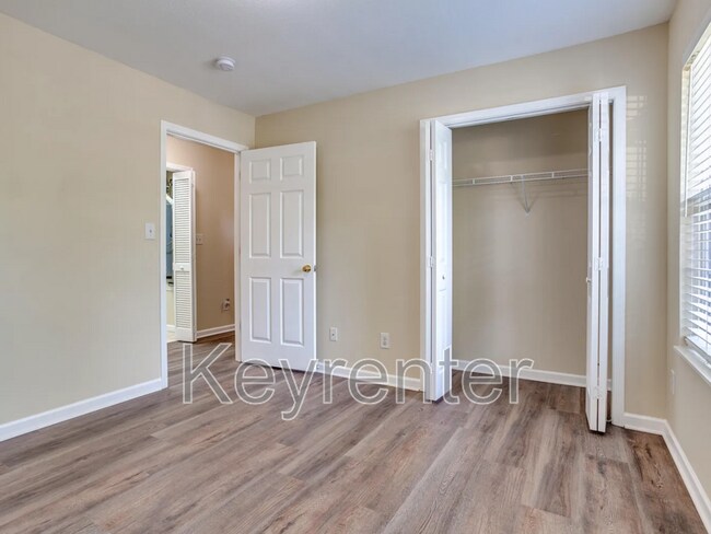 Building Photo - 947 Spring Park Rd