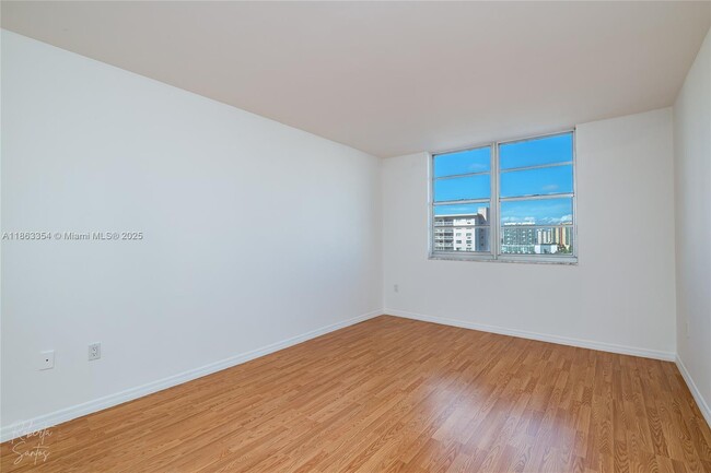 Building Photo - 500 Bayview Dr