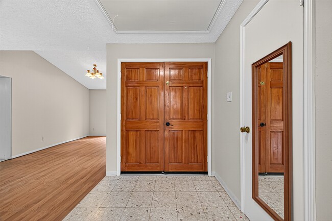 Building Photo - 2042 Hilton Head Dr