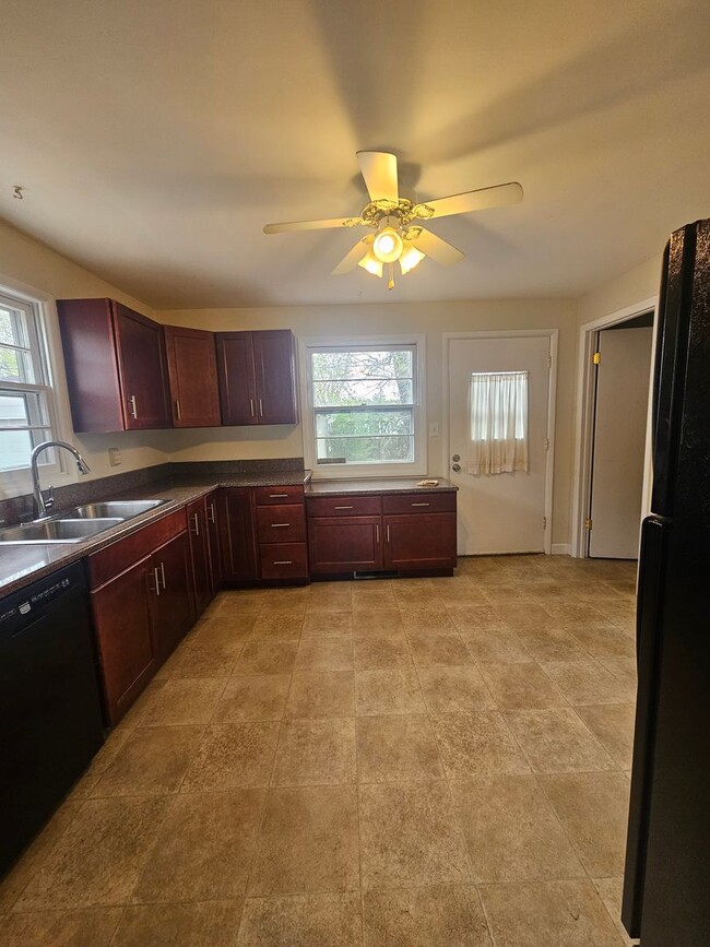 Building Photo - 4 BED | 2 BATH | SINGLE-FAMILY HOME | NORT...