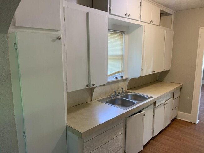 Building Photo - 201 S Lowry St