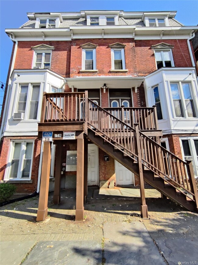 Primary Photo - 219 Mill St