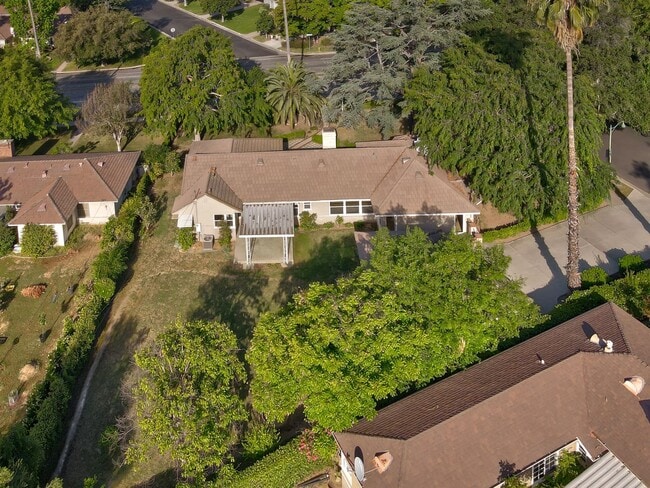 Building Photo - *** Gorgeous 4 bed 3 bath Single Family Ho...