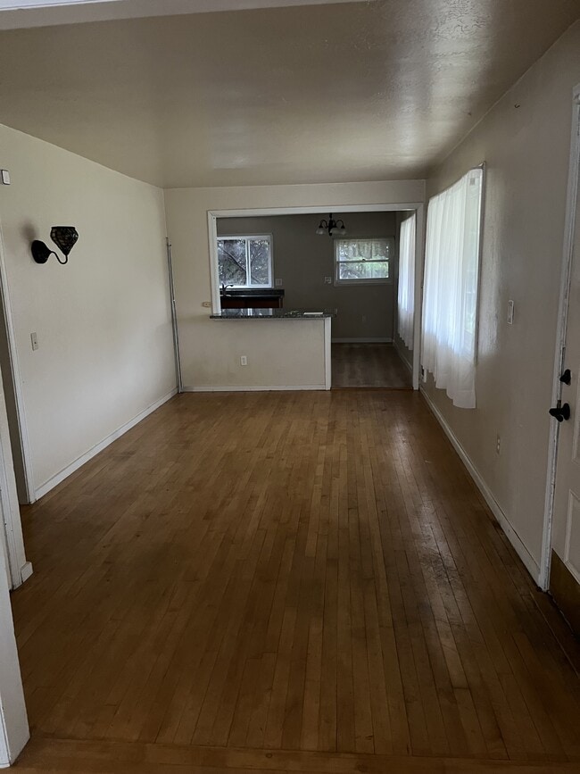 Building Photo - 340 E Island Lake Rd