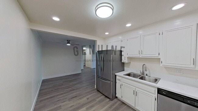 Building Photo - Remodeled 2Bd 2Ba Condo in Newport