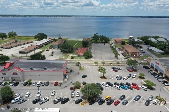 Building Photo - 1011 Lakeview Dr