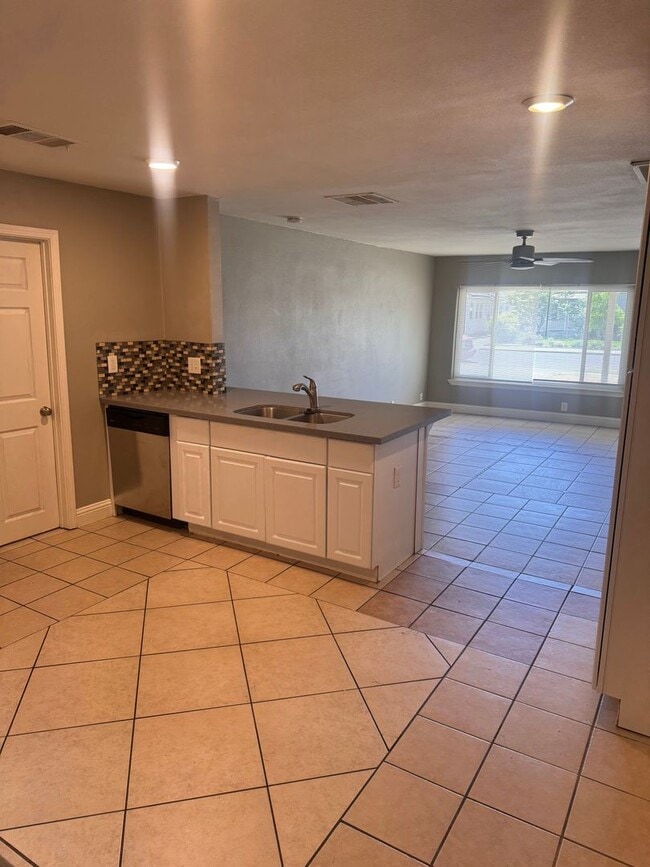 Building Photo - Beautifully Updated 4/2 in Old Fig