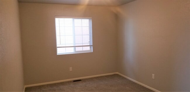 Building Photo - Immaculate 3 Bedroom/3 Bath Townhome Near Powers Corridor!