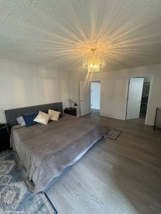 Building Photo - Fully Updated 3BR/2.5BA in Desirable Lampl...