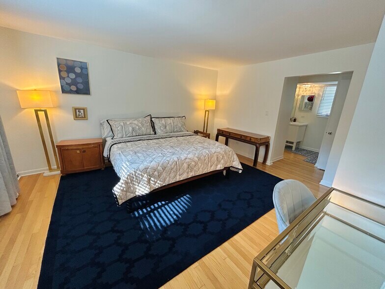 Master King bedroom with private bathroom - 335 Scott St