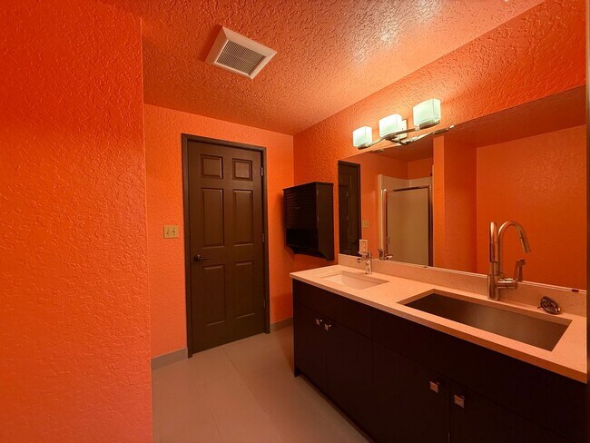 Building Photo - 3 Bed 2.5 Bath in the Heart of Bellevue